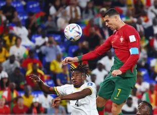 Cristiano Ronaldo cabecea al arco en el partido entre Portugal y Ghana