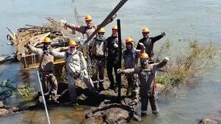 La concesionaria Iguazú Argentina posteó hoy una foto de los trabajadores recuperando una parte de la pasarela