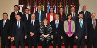 Foto de familia de la reunión ministerial Mercosur - Alianza del Pacífico que se llevó a cabo hoy en Cancillería