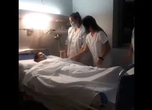 El video comienza con la imagen de las enfermeras mientras observan a una paciente supuestamente muerta
