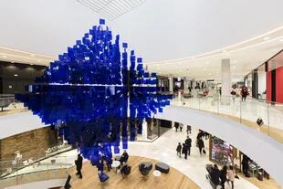 Entre los móviles de mayor tamaño está el Poliedro azul, hecho con miles de piezas de plexiglás azul traslúcido, diseñado especialmente para la entrada del Centro Comercial Muse, en Metz 