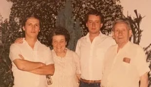 En 1984, Jorge (izquierda) junto a su madre, Rosalía, su hermano, Román y su padre Miguel