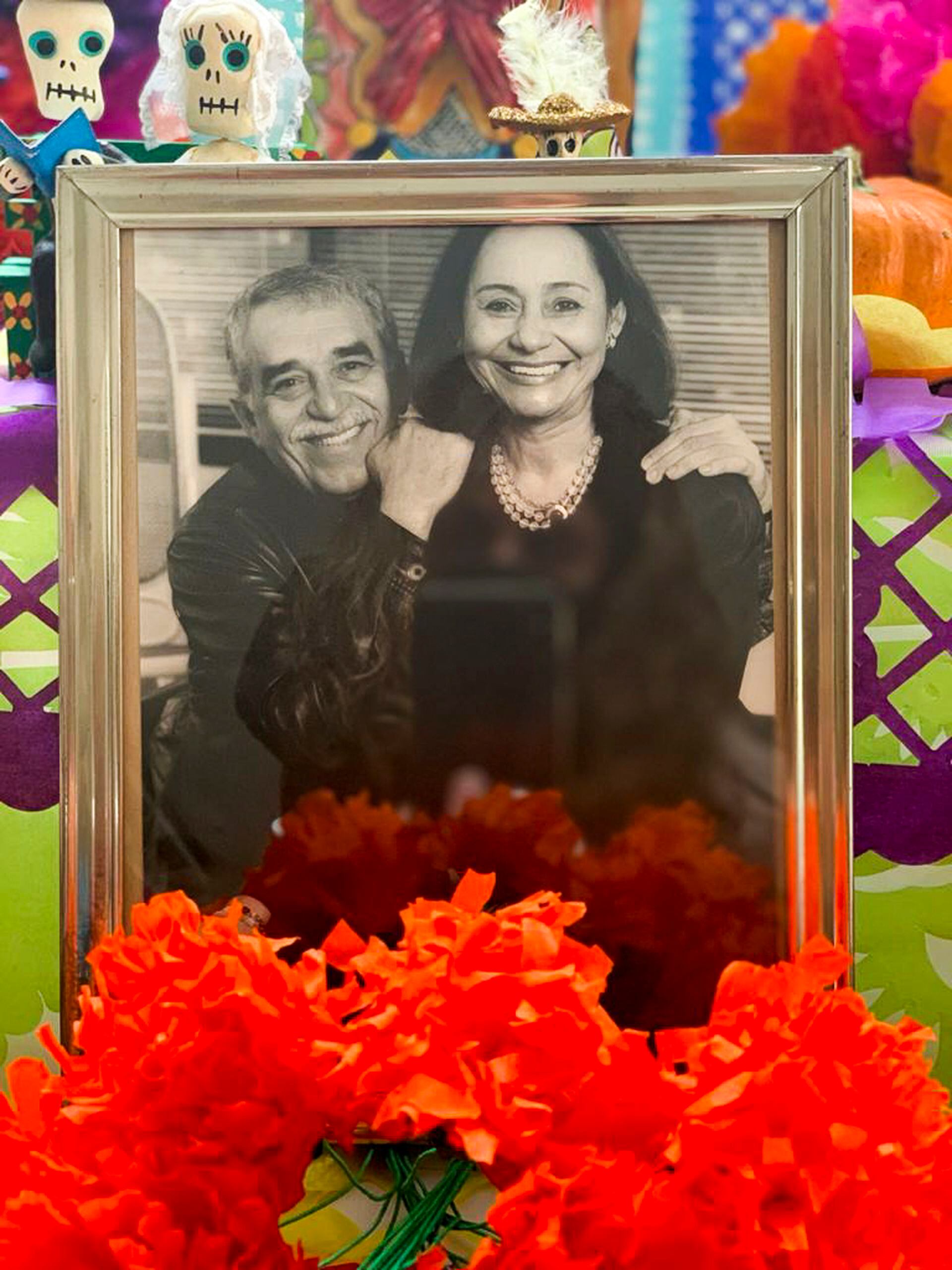 Un portarretratos del matrimonio García Márquez muestra a Gabo y Mercedes sonrientes, escoltados por calaveras, ofrendas y velas, a pocos días de la tradicional celebración de Día de Muertos