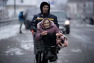 La evacuación de una señora en Irpin, en las afueras de Kiev. (AP Photo/Vadim Ghirda)