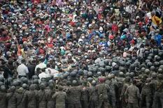 La policía guatemalteca dispersa a la fuerza a una caravana de migrantes