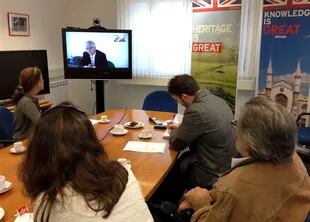El diputado malvinense Sawle, ayer, en la videoconferencia que dio para la embajada británica en Uruguay