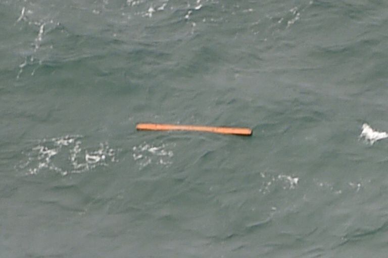 Fotografía aérea en la que se observan restos que podrían pertenecer a la aeronave desaparecida
