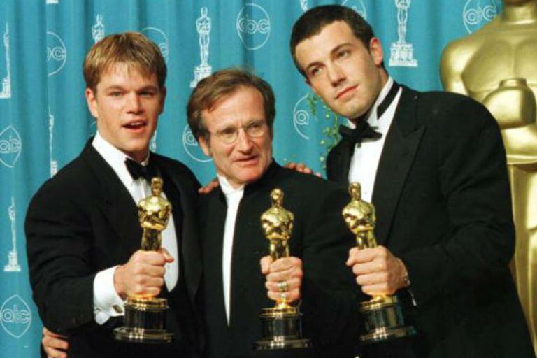Robin Williams junto a los también oscarizados Matt Damon y Ben Affleck, en 1998