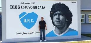 El mural en Totoras que recuerda la visita histórica de Maradona, y el agradecimiento a quien lo llevó.