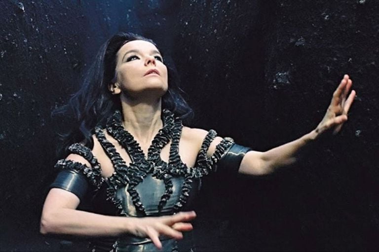 Björk contó que el director Lars Von Trier, durante la filmación de Bailarina en la oscuridad, “intentó entrar en mi habitación por el balcón en medio de la noche con intenciones claramente sexuales, mientras su mujer estaba en la habitación de al lado”