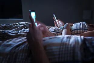 El uso de pantallas en el momento previo a irse a dormir está desaconsejado por todos los expertos