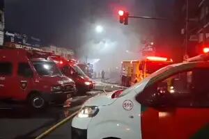 Grave incendio en un depósito en Flores: el fuego alcanzó a varios comercios