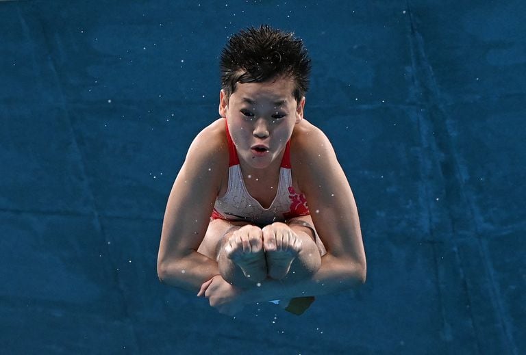 Quan Hongchan, en el evento final de clavados de plataforma de 10 metros para mujeres durante los Juegos Olímpicos de Tokio 2020