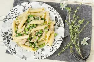 Ensalada clásica de pasta con atún