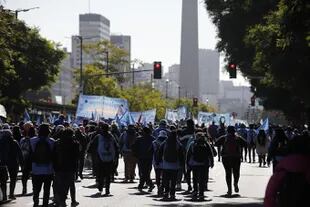 Organizaciones sociales cortan la Avenida 9 de Julio en Buenos Aires, Argentina