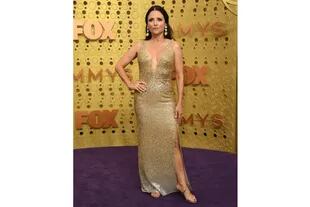 Julia Louis Dreyfus también lució de dorado sobre la alfombra púrpura de los Emmy