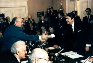 El líder soviético Mikhail Gorbachev le da la mano al presidente de EEUU Ronald Reagan en la conferencia de Ginebra en noviembre de 1985. La invasión de Ucrania hace recordar a muchos los tiempos de la Guerra Fría