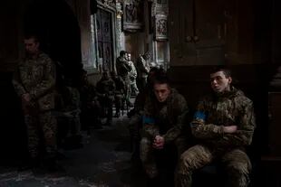 Cadetes militares asisten a un funeral de cuatro militares ucranianos fallecidos en un ataque aéreo en una base militar en Yarokiv, en una iglesia de Lviv