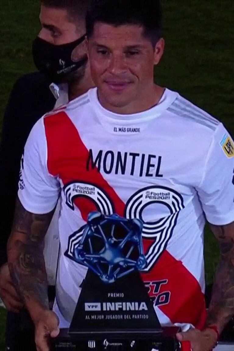 Enzo Pérez, con la camiseta de Gonzalo Montiel, afectado de mononucleosis