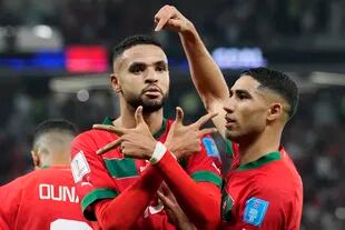 Youssef En-Nesyri de Marruecos celebra después de anotar el primer gol de su equipo durante el partido de cuartos de final de la Copa Mundial de fútbol entre Marruecos y Portugal, en el estadio Al Thumama en Doha, Qatar, el sábado 10 de diciembre de 2022. 