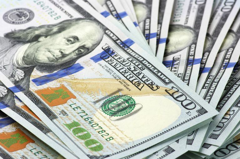 El dólar blue se mantiene estable desde la mañana, con la cotización para la venta de $250
