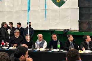 La mesa de funcionarios que acompañó al Presidente en Varela