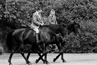 El presidente de Estados Unidos, Ronald Reagan, montado en Centennial, y la reina Isabel II de Gran Bretaña, en Birmano, montan a caballo en los terrenos del Castillo de Windsor, en 1982