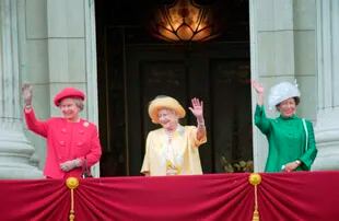 La reina Isabel de Gran Bretaña, la reina madre, flanqueada por sus dos hijas, la reina Isabel II, a la izquierda y la princesa Margarita, aparece en el balcón del Palacio de Buckingham en Londres el lunes 8 de mayo de 1995 para saludar a las multitudes reunidas debajo como parte de las celebraciones conmemorativas del Día VE y el fin de la Segunda Guerra Mundial en Europa