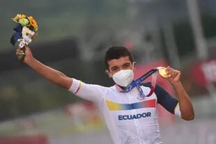 El medallista de oro de Ecuador, Richard Carapaz, celebra en el podio durante la ceremonia de entrega de medallas de la carrera de ciclismo masculino de 234 km de los Juegos Olímpicos de Tokio 2020