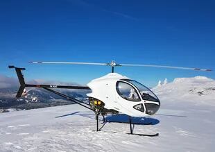 Helicóptero Cicaré aterrizando en la nieve de los Pirineos franceses
