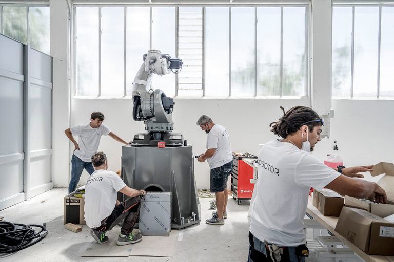 Un equipo de técnicos ensambla un robot en Carrara, la cuna del mármol