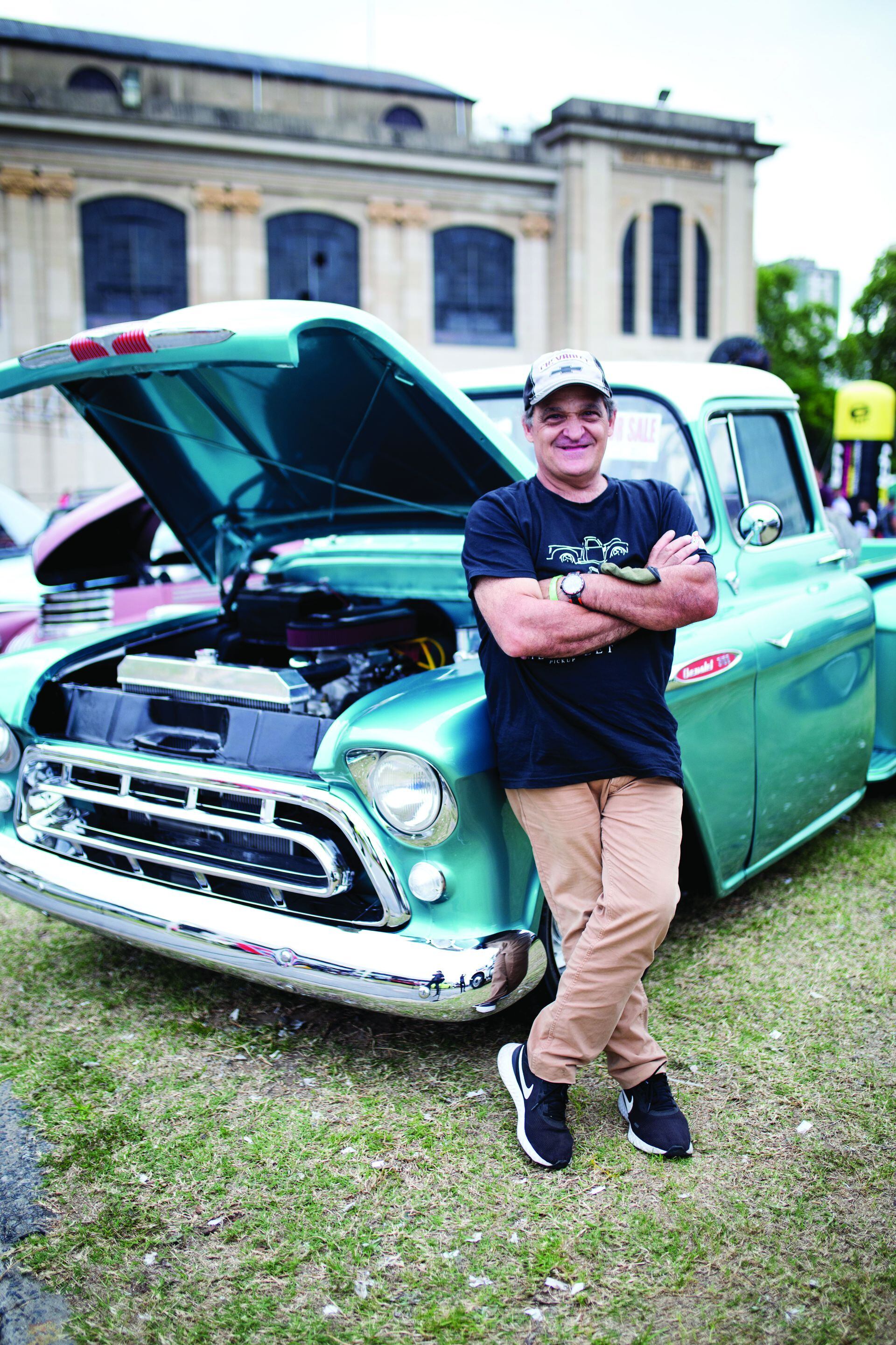 Martín (58) Es de Castelar. ¿Qué auto tenés? “Chevy Truck 1957 Viking. Me encanta el color y que lo armé todo yo”. 