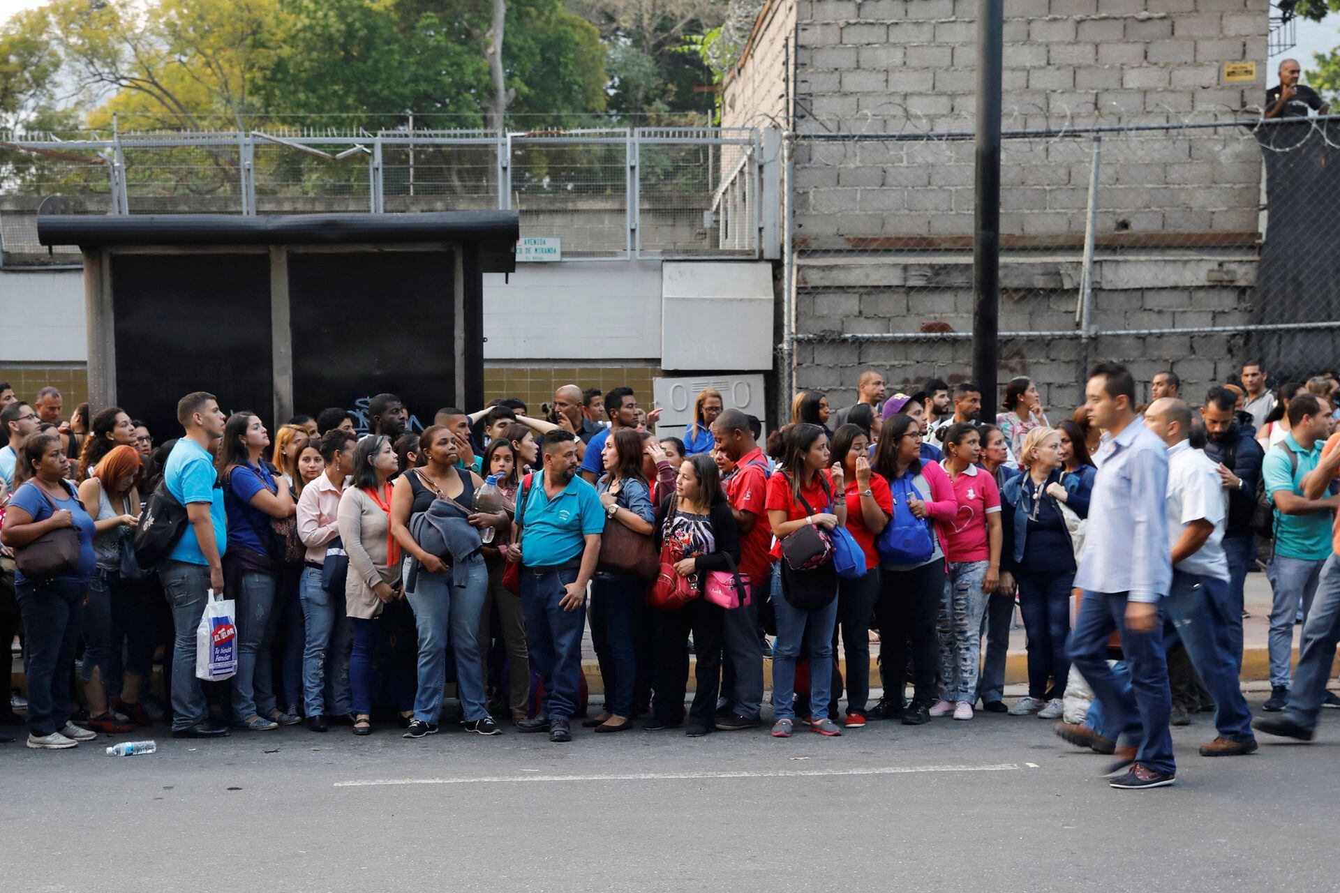 Gente espera los autobuses públicos durante un apagón en Caracas, Venezuela, el 7 de marzo de 2019.