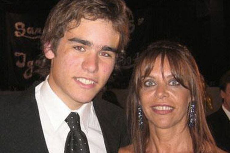 Facundo Macarrón junto a su madre Nora Dalmasso