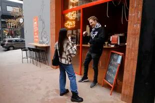 Darío Vulpes abrió hace unos meses Shiba Café, un punto de encuentro en la zona