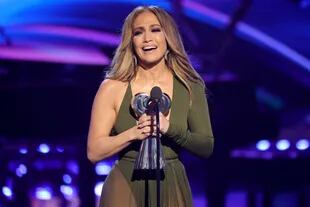 Jennifer Lopez, emocionada al recibir su galardón