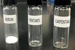 Tres viales que muestran una dosis letal de heroína, fentanilo y carfentanilo, que ilustran las diferencias de potencia