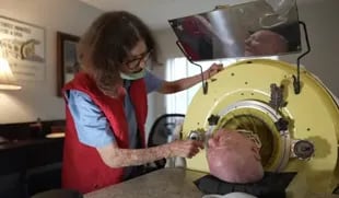 Kathy Gaines es ciega y lo cuida desde hace 65 años.
