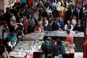 Polémica: retienen libros importados en depósitos fiscales de la Aduana a un mes de la feria