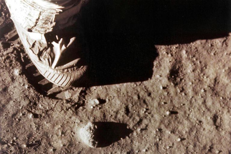 Imagen de la NASA que muestra el pie derecho del comandante del Apolo 11, Neil Armstrong, dejando una huella en el suelo lunar, el 20 de julio de 1969