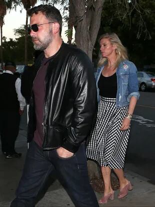 Ben Affleck y su novia Lindsay Shookus enfrentan rumores de embarazo