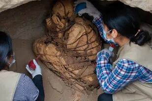 Descubren una momia de 800 años con el cuerpo atado y las manos sobre su rostro