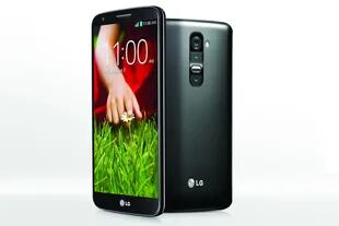 El LG G2 tiene una pantalla IPS de 5,2 pulgadas y resolución Full HD, y los botones de volumen y bloqueo en la espalda