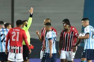 El árbitro Petro Maza pide que William (17), del Sao Paulo, abandone la cancha tras mostrarle la tarjeta roja en el partido de la Copa Libertadores frente a Racing, el miércoles 5 de mayo de 2021 (Marcelo Endelli/ Pool via AP)