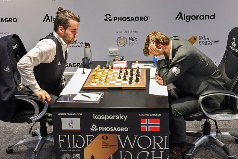 Nepomniachtchi observa, Carlsen se devana los sesos; el noruego revirtió el panorama contra el ruso y logró un triunfo memorable en un cruce agotador.