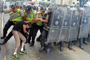 Fuerzas de seguridad respondieron con violencia a las  protestas de febrero de 2014 en Venezuela
