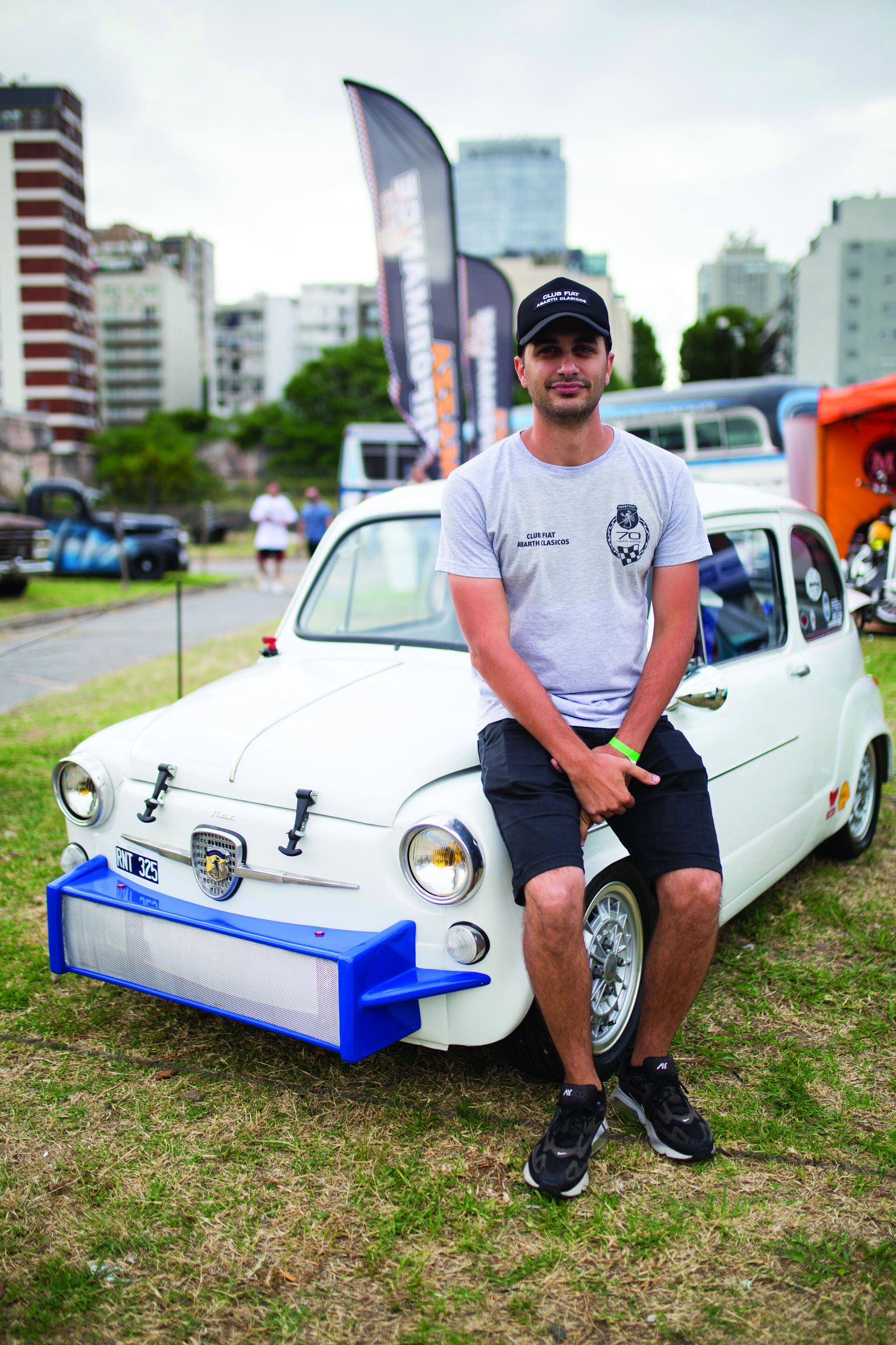 Lucas (36) Es de Villa Urquiza. ¿Qué auto tenés? “Fiat 600 modelo 72. Es la réplica de un modelo de carrera del año 65. Es un auto con mucha nostalgia, a la gente le encanta”.