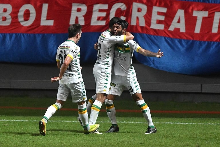 Francisco Grahl (10), festeja el primer gol de Aldosivi de Mar del Plata que enfrenta a San Lorenzo en el Nuevo Gasómetro por la sexta fecha de la Copa de La Liga.