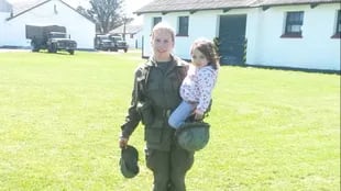 Adara Criado junto a su hija: entró al ejército con 18 años cuando su beba tenía 1