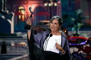 La argentina Claudia Piñeiro recibió el premio al Mejor Creador de Teleserie por El reino, durante la ceremonia de entrega de los Premios Platino